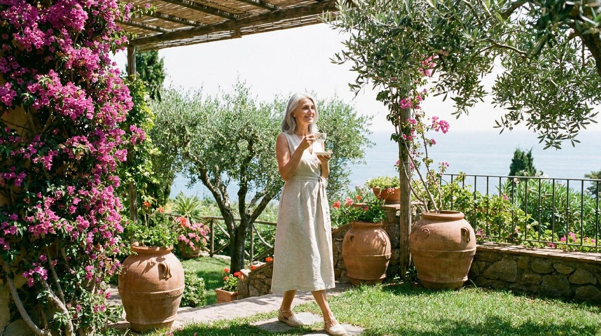 Donna in menopausa serena in giardino: affrontare l'incontinenza con consapevolezza