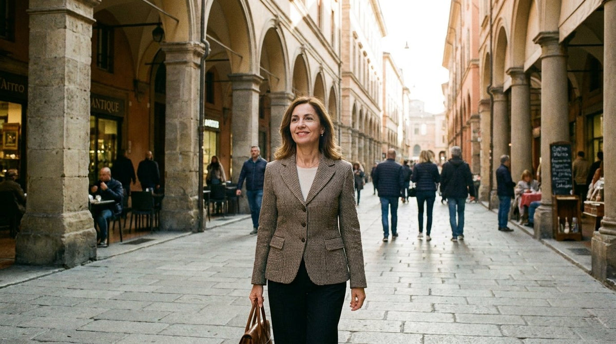 Donna matura cammina serena in città: vivere con la vescica iperattiva