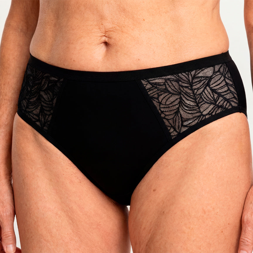 Slip assorbente nero per perdite urinarie leggere o moderate, vita alta con elegante pizzo laterale.